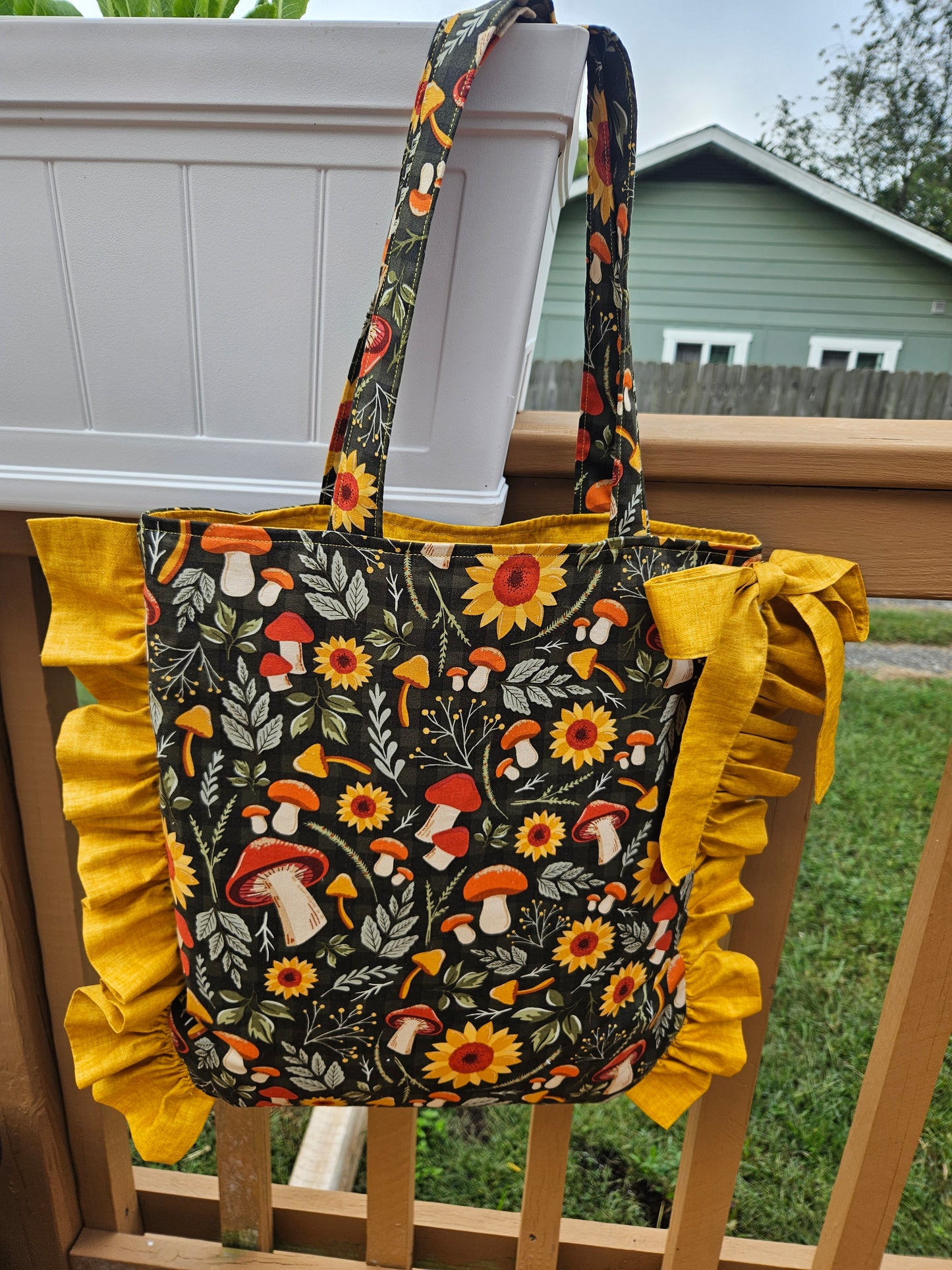 Hayride tote bag with ruffles and bows